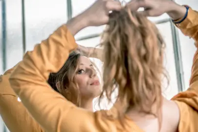 Saçını böyle toplayan kadınlar risk altında! Farkında olmadan saç köklerini öldürüyor