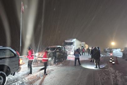Ağrı-İran kara yolu ulaşıma kapandı, ekipler gece boyunca çalıştı