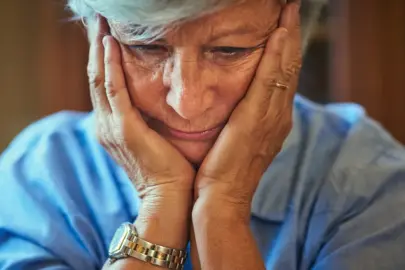 Alzheimer unutkanlıkla başlamayabilir! İlk belirtiler herkesi yanıltıyor