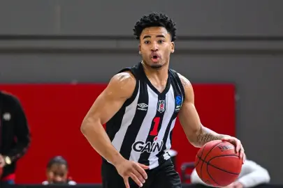 Beşiktaş GAIN - Panionios maçında skandal pankart! Yunan taraftarlardan çirkin provokasyon...