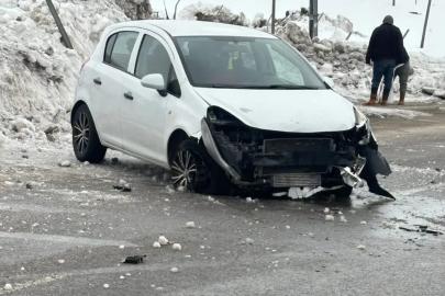 Bingöl’ün Karlıova ilçesinde maddi hasarlı trafik kazası