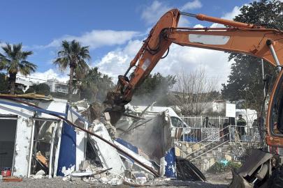 Bodrum'da plajda kaçak yapılar yıkıldı; tonozlar temizlendi