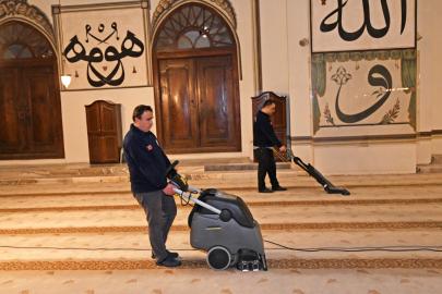 Bursa Ulu Camii’nde Ramazan temizliği