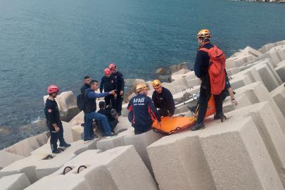 Dalgakıranda düşüp beton bloklar arasına sıkışan balıkçı kurtarıldı