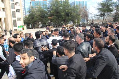 Diyarbakır'daki taksiciler büyükşehir belediyesi önünde eylemde