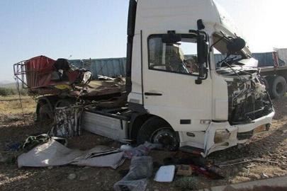 İran'da kamyon ile otomobil çarpıştı: 6 ölü