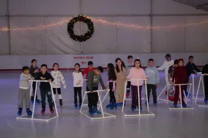 İzmir'de öğrenciler buz pistinde buluştu