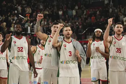 Karşıyaka potada Anadolu Efes önünde