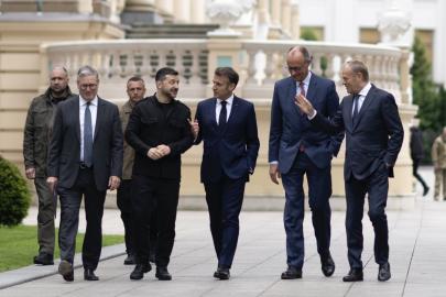 Macron, bazı Avrupa ülkelerinin Rusya ile diyaloğu yeniden başlatmasını önerdi