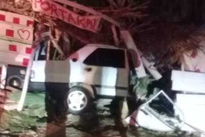 Otomobiliyle çilek tezgahına çarptı