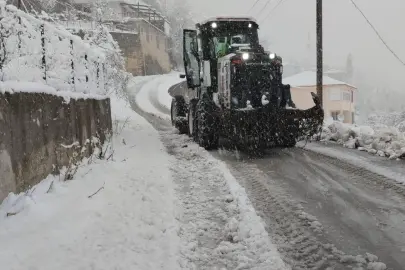 Trabzon Büyükşehir Ekipleri karla mücadeleyi sürdürüyor
