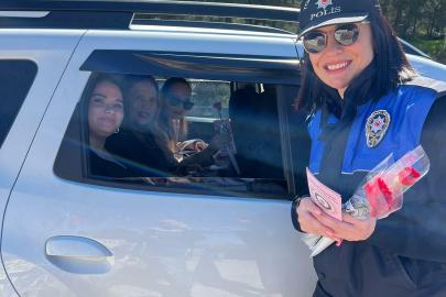 Bodrum'da polisten kadınlara karanfilli KADES bilgilendirmesi