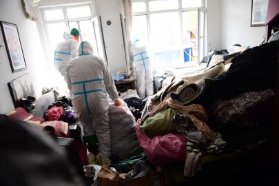 Bursa'da mahkeme kararıyla girilen evde 4 kamyon çöp çıktı