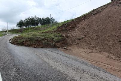 Diyarbakır-Mardin yolunda toprak kayması