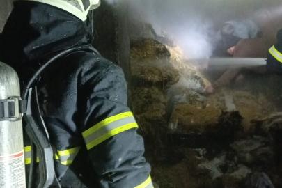 Ev yangını büyümeden söndürüldü