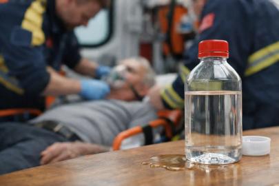 Evinde asidi su zannedip içen adam öldü