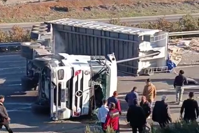 Gaziantep'te fayans yüklü tır devrildi