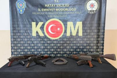 Hatay’da durdurulan araçta çuval içerisinde 4 kalaşnikof tüfek ele geçirildi