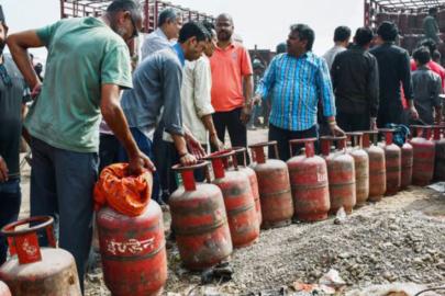 Hindistan'da yakıt krizi: Halk LPG tüplerini doldurmak için uzun kuyruk oluşturdu