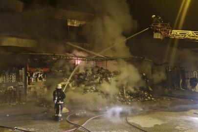 İş yerinde başlayan yangında alevler binayı sardı