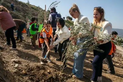 İzmir Güzelbahçe’de 1000 zeytin fidanı toprakla buluştu