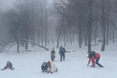 Kocaeli Kuzuyayla’da bayram sevinci karla buluştu