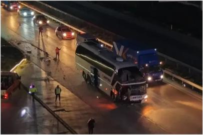 Otobüs ile tırın çarpıştığı kazada 11 kişi yaralandı