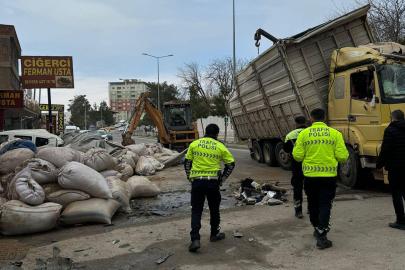 Saman yüklü tır park halindeki araçların üzerine devrildi