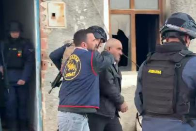 2 evi ateşe verdi, gelen jandarma ekiplerine saatlerce direndi