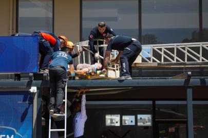 4'üncü kattan tentenin üzerine düşüp yaralandı