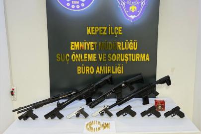 Antalya'da 11 adrese düzenlenen operasyonda çok sayıda silah ele geçirildi