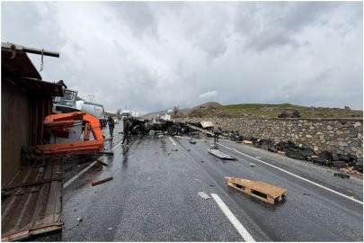 Bitlis-Van yolunda feci kaza: Biri ağır 3 yaralı