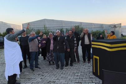 Cami avlusunda kurulan Kâbe maketiyle uygulamalı hac eğitimi