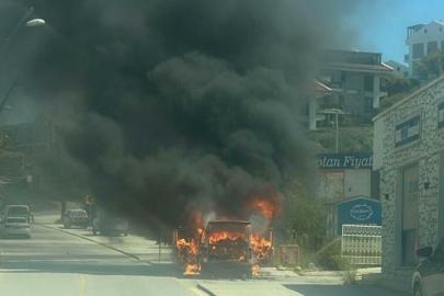 Datça'da park halindeki hafif ticari araç çıkan yangında kullanılmaz hale geldi