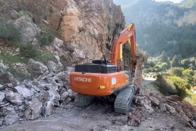 Fethiye'de yamaçtan düşen kaya parçaları yolu kapattı (2)