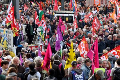Fransa'da bütçe isyanı büyüyor: Öğretmenler sokağa döküldü