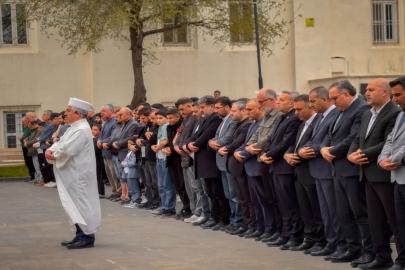 Gaziantep'te okul saldırısında hayatını kaybedenler için gıyabi cenaze namazı kılındı