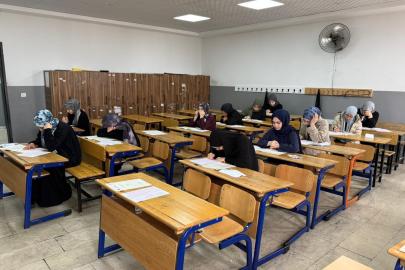 Gençler umre yolunda bilgiyle yarıştı