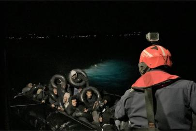 İzmir'de lastik bottaki 31 düzensiz göçmen yakalandı