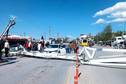 Malatya'da beton pompası yola devrildi