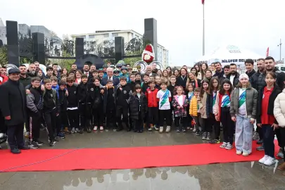 Nilüfer, 23 Nisan’ı Cumhuriyet Meydanı’nda kutladı