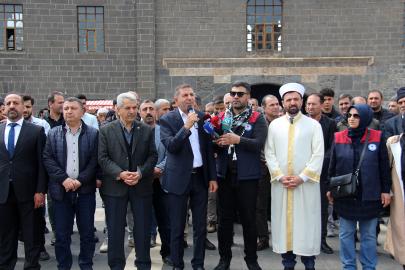 Okul saldırılarında vefat eden öğretmen ve öğrenciler için gıyabi cenaze namazı kılındı