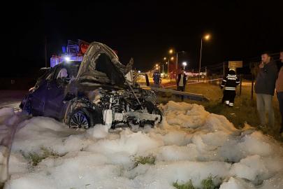 Otomobil, refüjdeki direğe çarptı: 4 yaralı