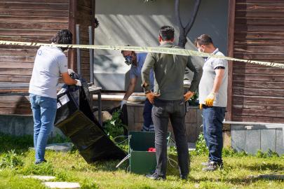 Parktaki LED ekranın ayağında erkek cesedi bulundu