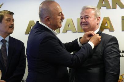 AK Parti'ye geçen 5 meclis üyesine rozetleri takıldı