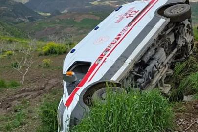 Pervari’de ambulans şarampole devrildi: 3 sağlık çalışanı yaralandı