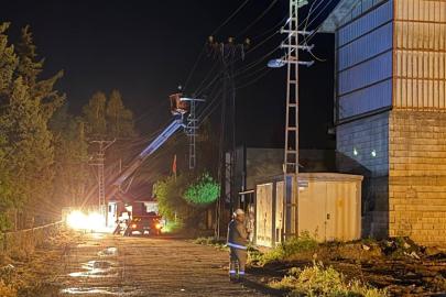 Şanlıurfa’da Dicle Elektrik ekipleri fırtına nedeniyle gece boyunca sahadaydı