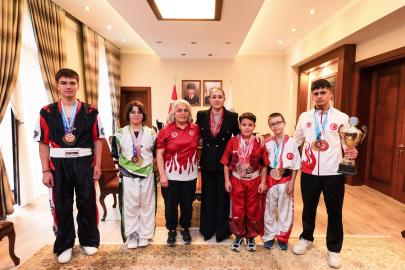 Vali Bilgihan şampiyonları ağırladı