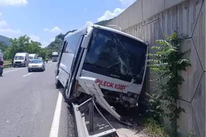 Bilecik’te midibüs tıra çarptı: 6 yaralı