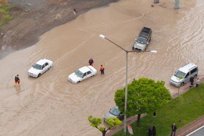 Birçok ili sel vurdu. Dereler taştı, araçlar suya kapıldı